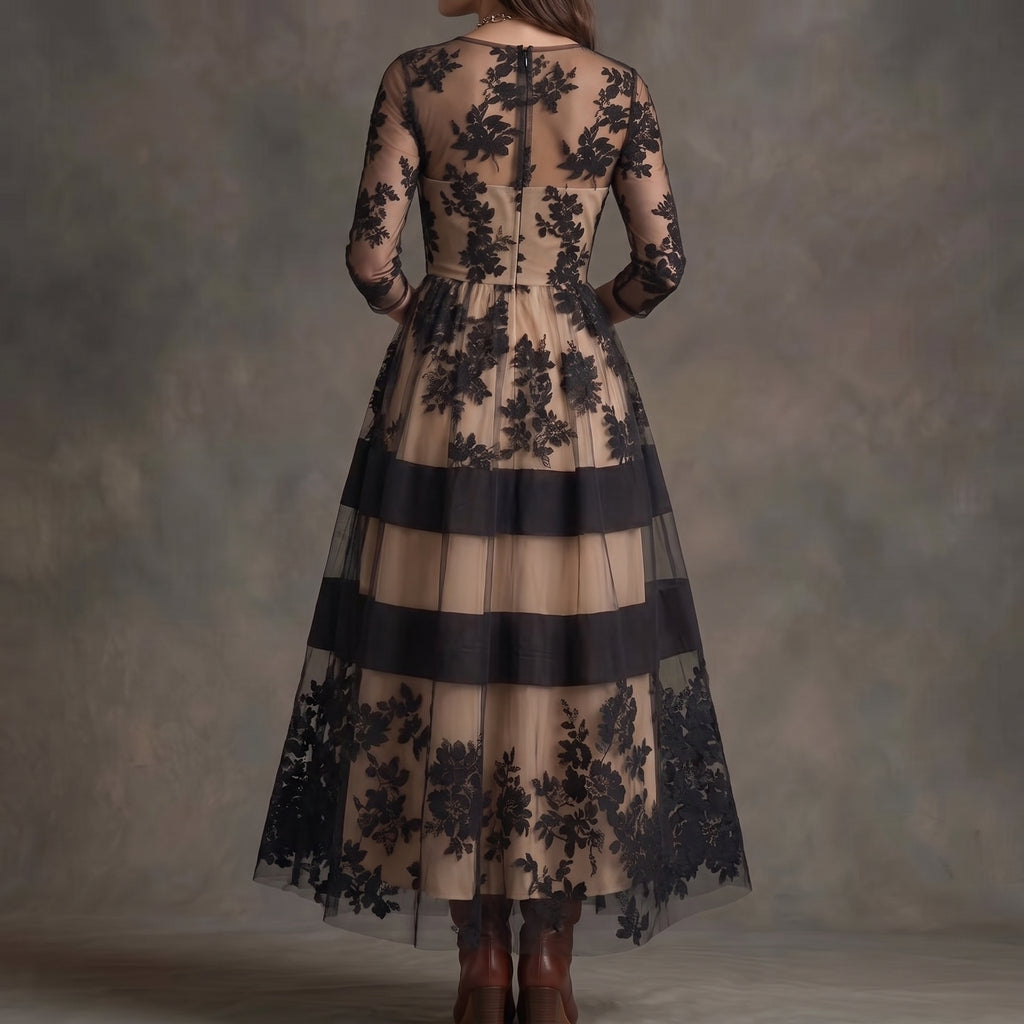Vestido de tul con bordado floral negro; vista trasera con falda en capas y manga francesa.