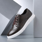 Zapatillas de cuero marrones estilo brogue con cordones y suela blanca