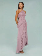 Vestido midi lila/rosa con tirante halter y volantes fruncidos, caída asimétrica.
