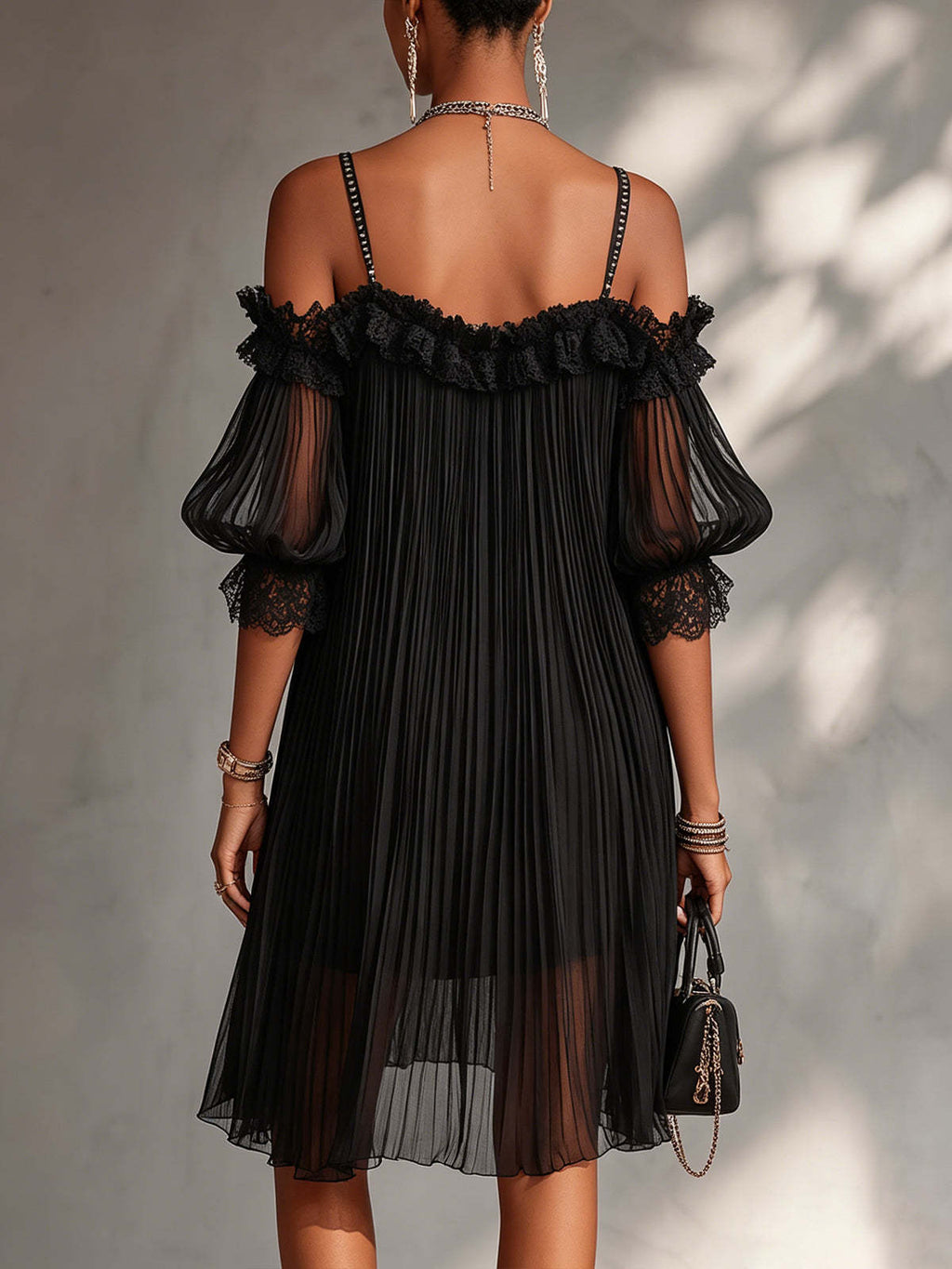 Vestido negro de gasa con tirantes y espalda descubierta, volantes en el hombro