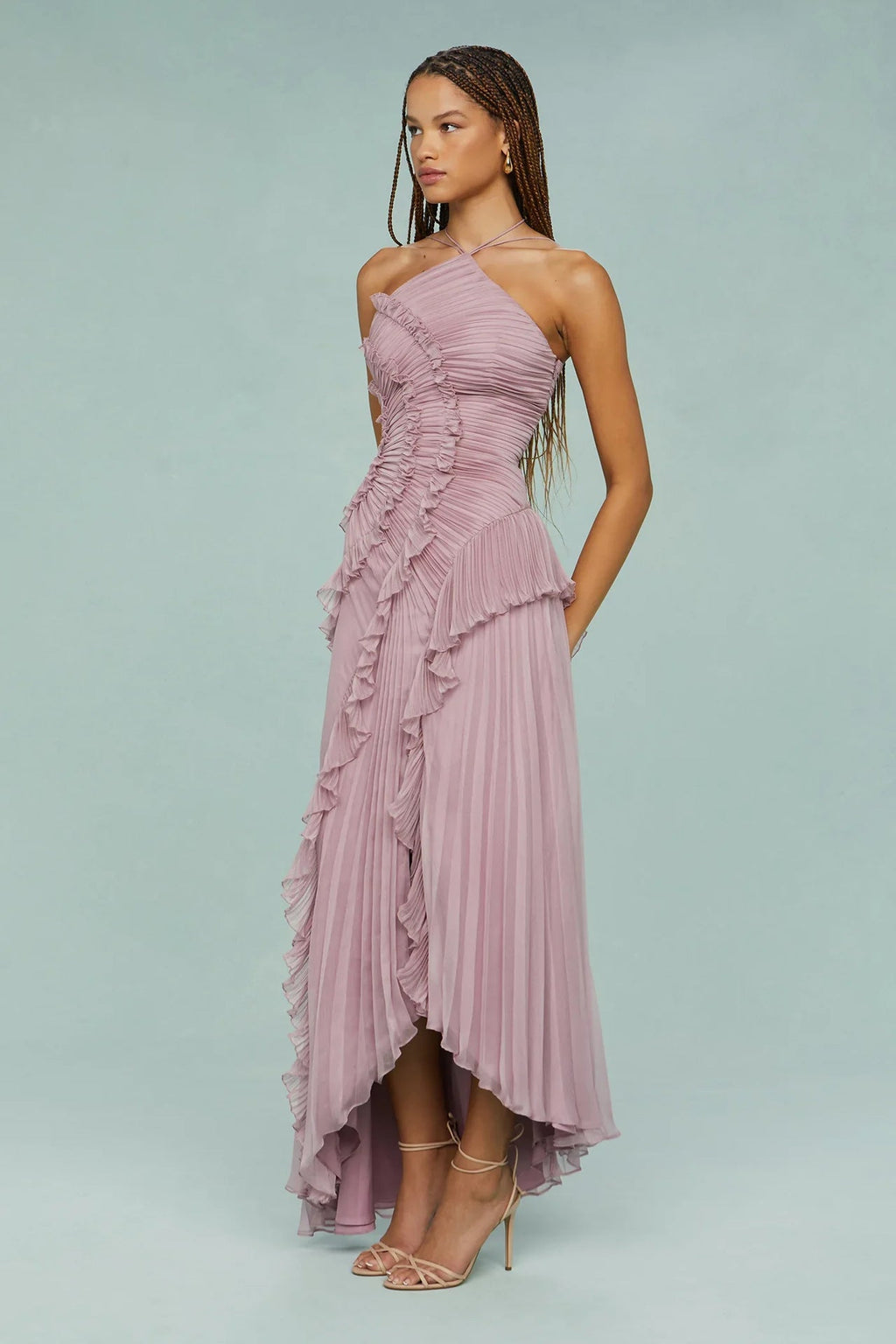 Vestido midi rosa con tirante halter, volantes fruncidos en capas y dobladillo asimétrico.