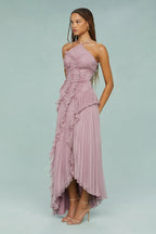 Vestido midi rosa con tirante halter, volantes fruncidos en capas y dobladillo asimétrico.