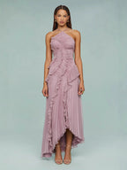 Vestido midi rosa con tirante halter y volantes fruncidos en capas, falda asimétrica.