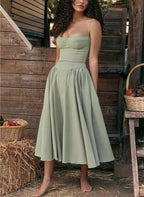Vestido midi verde salvia de tirantes finos y falda acampanada con frunces en la cintura