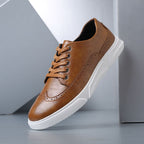 Zapatillas tipo brogue de cuero marrón claro con cordones y suela blanca gruesa