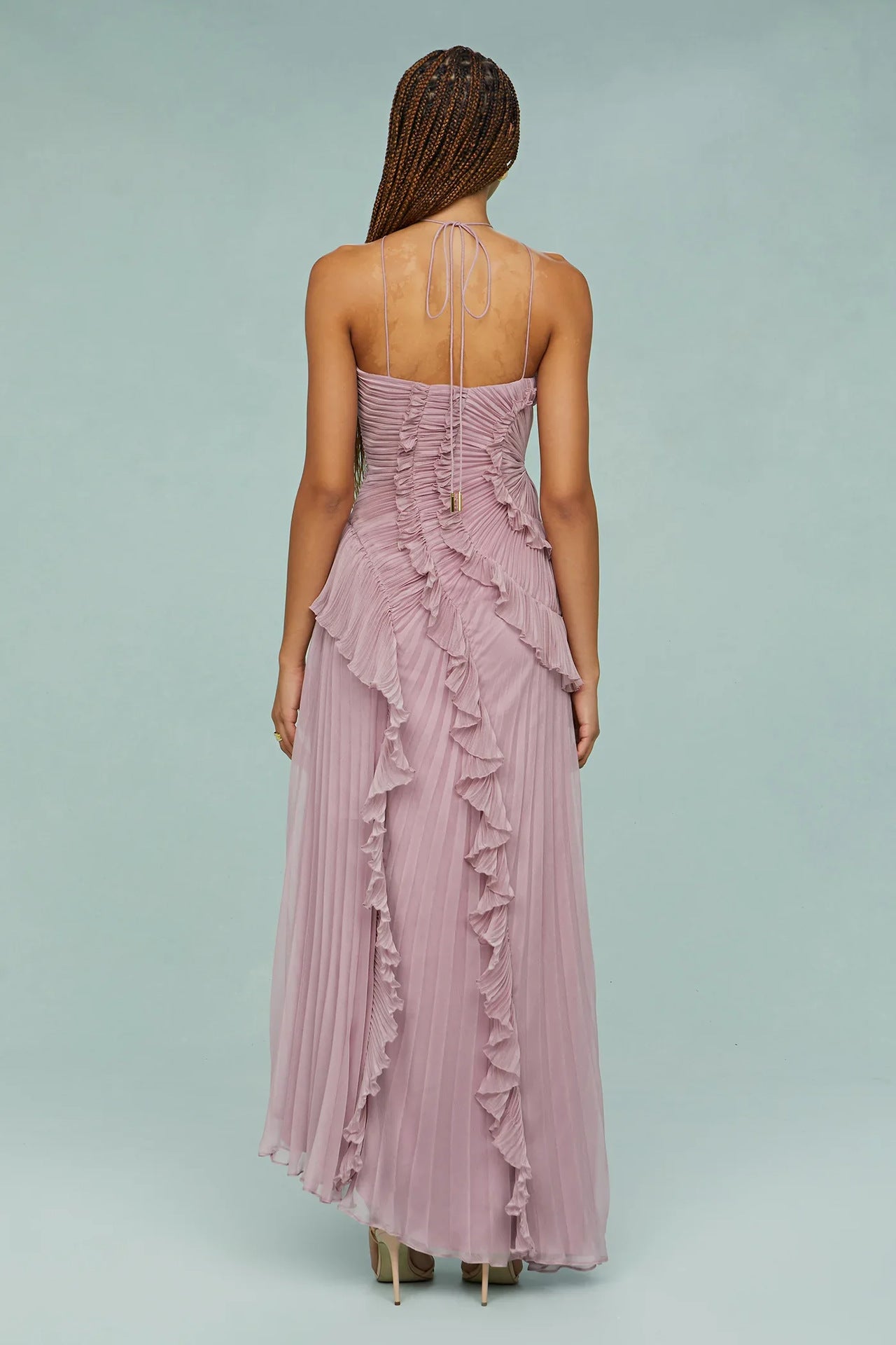 Vestido midi rosa con espalda descubierta en tul y volantes fruncidos en capas.