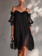 Vestido negro de gasa con escote en V y hombros descubiertos con volantes