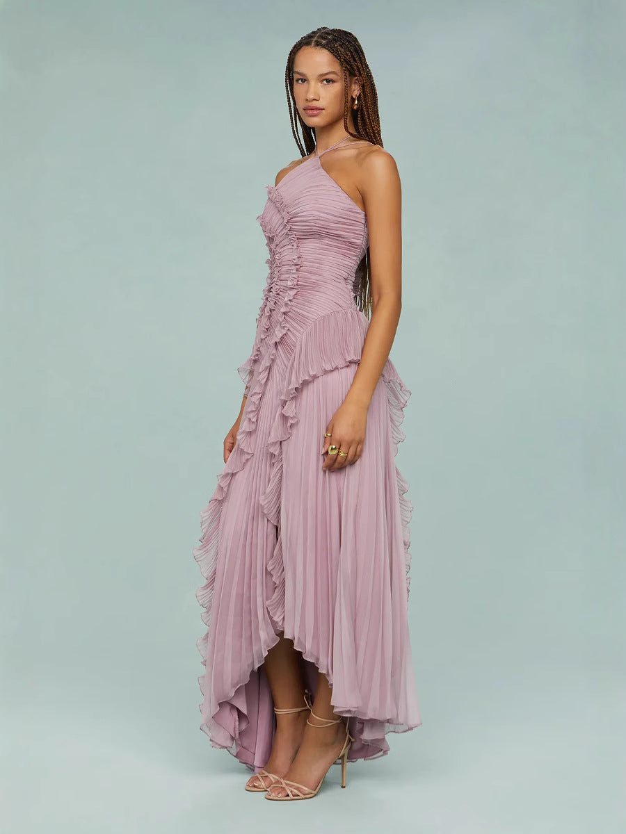Vestido midi rosa con tirante halter y volantes fruncidos, falda larga asimétrica.