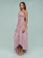 Vestido midi rosa con tirante halter y volantes fruncidos, falda larga asimétrica.