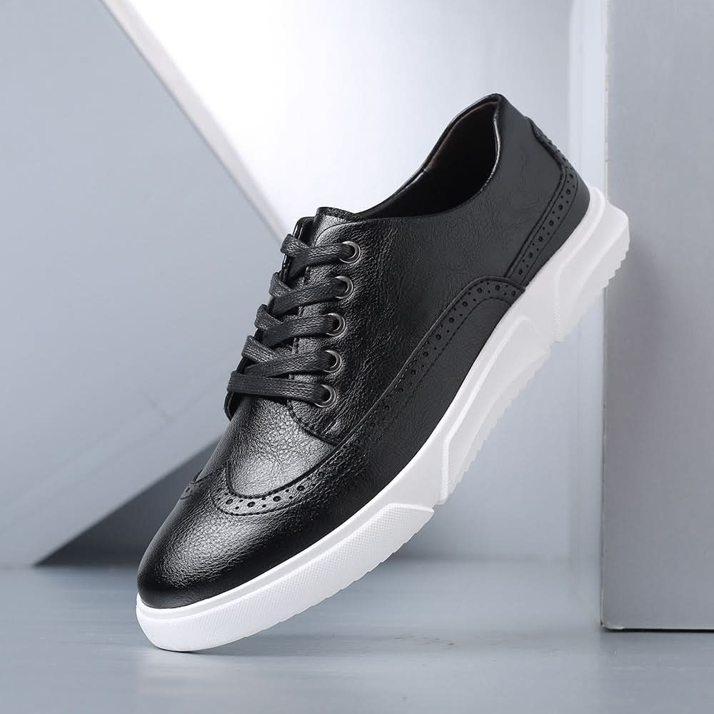 Zapatillas tipo brogue de cuero negro con cordones y perforaciones decorativas