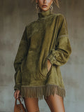 Vestido de gamuza verde oliva con cuello alto, mangas largas y flecos en el bajo.
