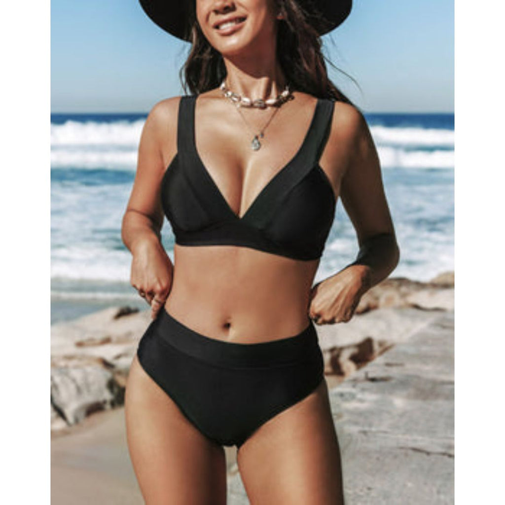 Bañador bikini negro con top triangular de escote en pico y braguita talle alto