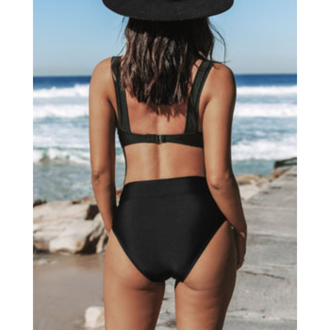 Bañador Noa negro: top triangular con tirantes finos y braguita de tiro alto