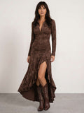 Vestido largo marrón con manga larga, botones y falda asimétrica con abertura frontal