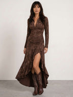 Vestido largo marrón con manga larga, botones y falda asimétrica con abertura frontal