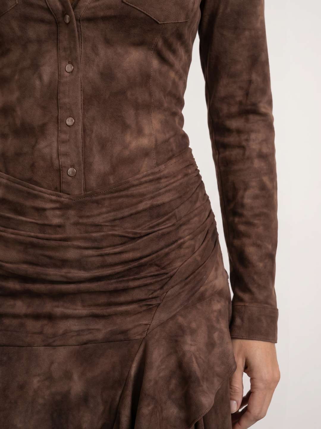 Vestido marrón de ante con botones, frunces y costura lateral cerca de la abertura