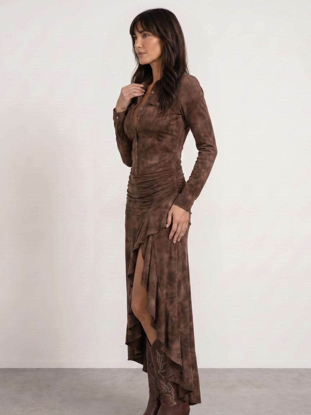 Vestido largo marrón con manga larga, botones y falda asimétrica con abertura al frente