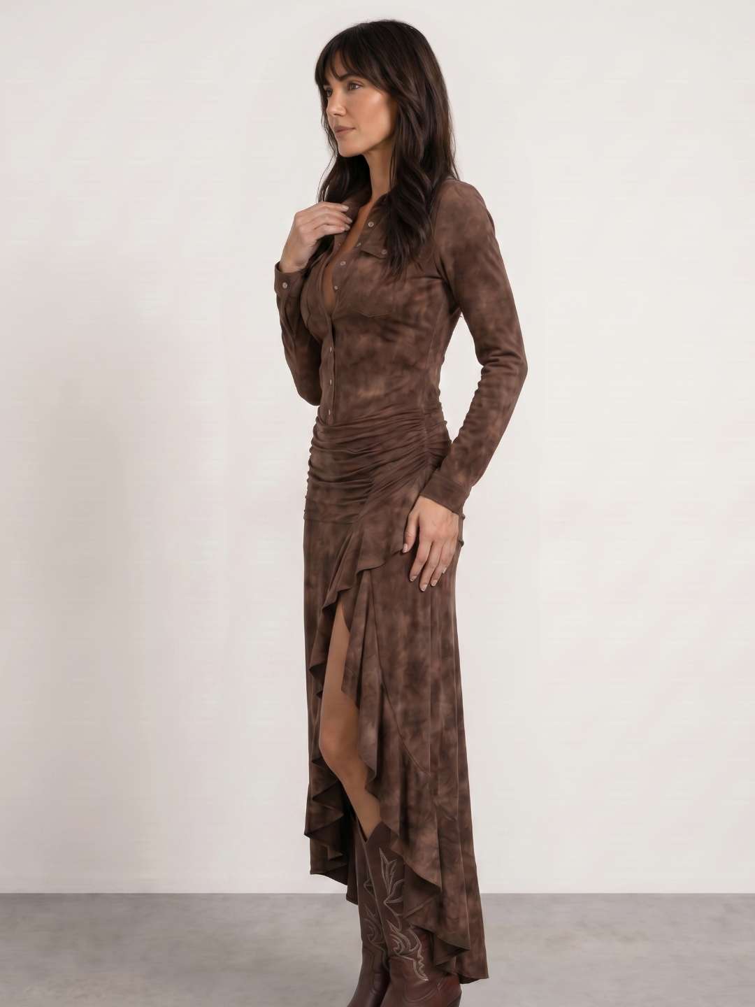 Vestido largo marrón con manga larga, botones y falda asimétrica con abertura al frente
