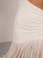 Vestido blanco con franja de flecos y fruncido en la cintura, acabado ligero
