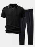 Conjunto de polo negro con cuello y pantalón ajustado cónico negro.
