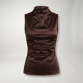 Top Carol Noir sin mangas marrón oscuro, cuello alto y frunces en el torso
