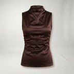Top Carol Noir sin mangas marrón oscuro, cuello alto y frunces en el torso