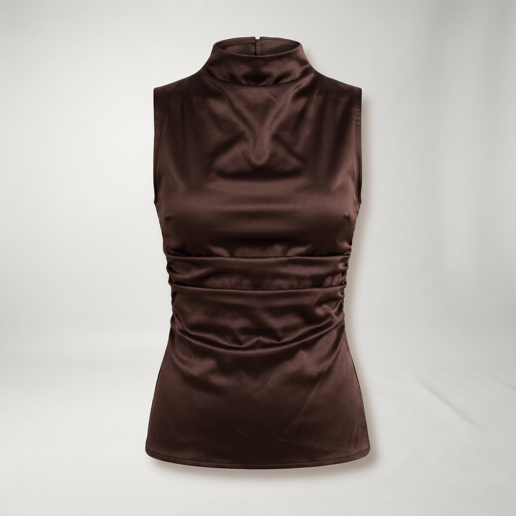 Top Carol Noir sin mangas marrón oscuro, cuello alto y frunces en el torso