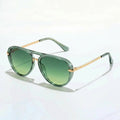 Gafas de sol ovaladas verdes con montura transparente y lentes degradadas