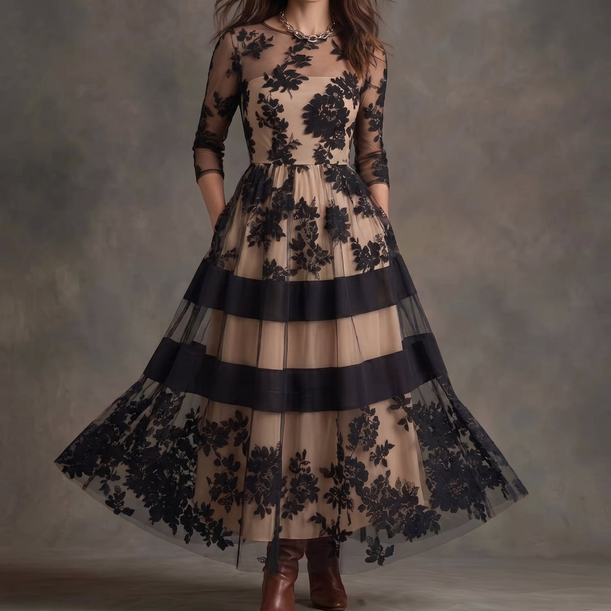 Vestido de tul con bordado floral negro y falda en capas; manga francesa semitransparente.