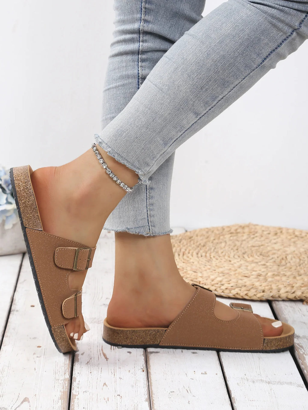 Sandalias marrón con doble tira y hebilla frontal, estilo tipo sandalia plana