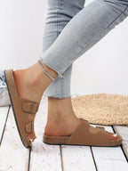 Sandalias marrón con doble tira y hebilla frontal, estilo tipo sandalia plana