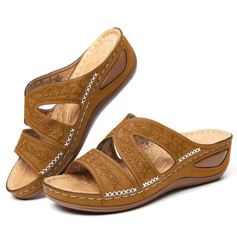 Sandalias marrones con motivo floral y tiras con costuras blancas