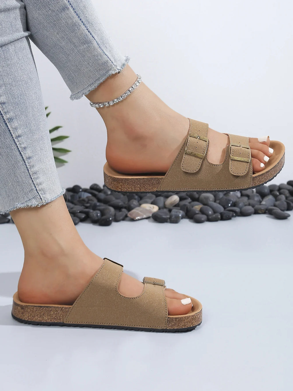 Sandalias Adriana beige oscuro con tiras ajustables y hebillas, suela de corcho