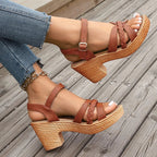 Sandalias Bianca color teja con tacón medio y tiras trenzadas en el empeine