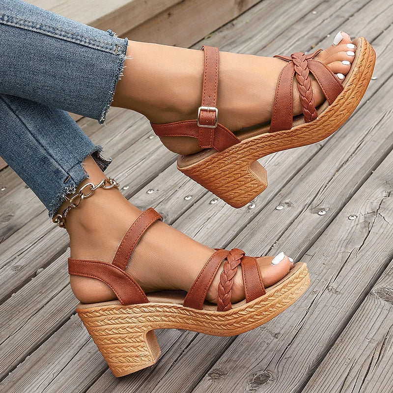 Sandalias Bianca color teja con tacón medio y tiras trenzadas en el empeine