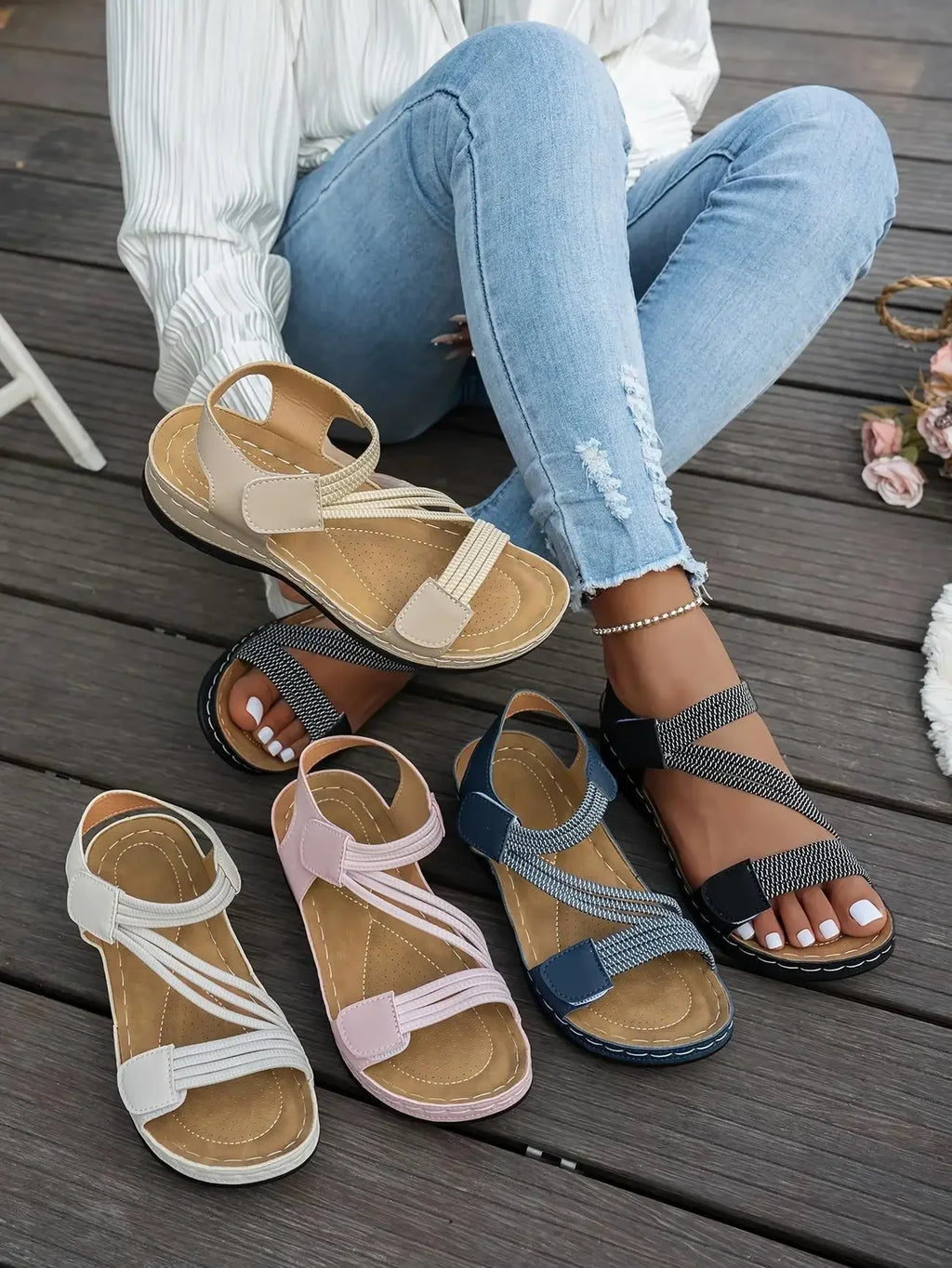 Colección de sandalias Alba con suelas de plataforma en beige, rosa, blanco y negro.