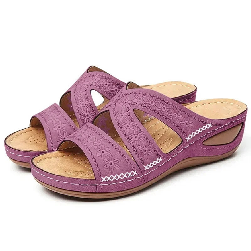 Sandalias de tiras moradas con cuña, tejido floral calado y costuras blancas