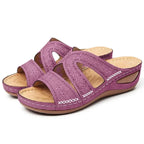 Sandalias de tiras moradas con cuña, tejido floral calado y costuras blancas