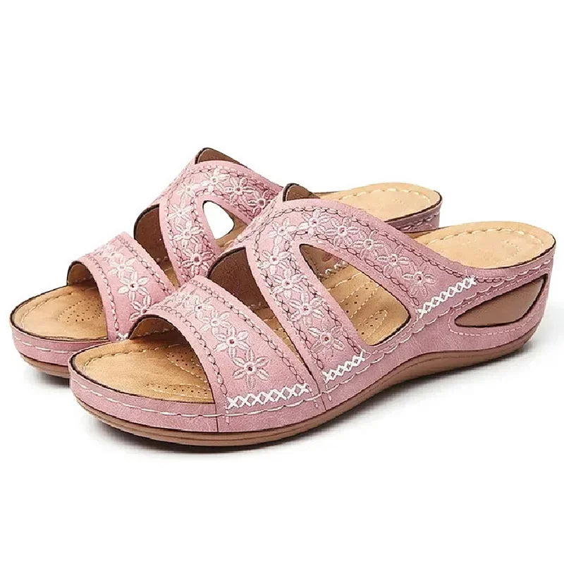 Sandalias rosas con estampado floral y tiras abiertas, suela beige y marrón