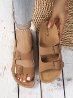 Sandalias beige-marrón de doble tira con hebillas metálicas y planta acolchada
