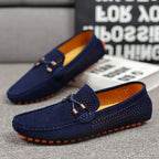 Mocasines de cuero perforado azul marino con hebilla metálica y suela naranja