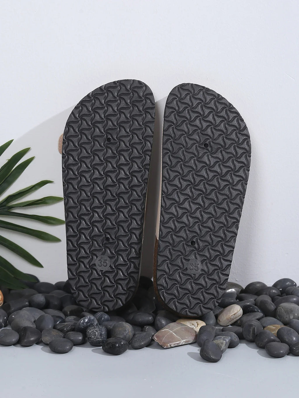 Suela de sandalias Adriana negras con relieve antideslizante y talla 35