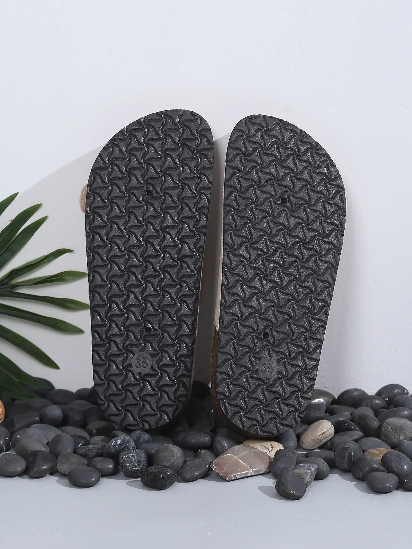 Suela de sandalias Adriana negras con relieve antideslizante y talla 35