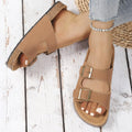 Sandalias Adriana marrones con dos tiras y hebillas, suela de corcho