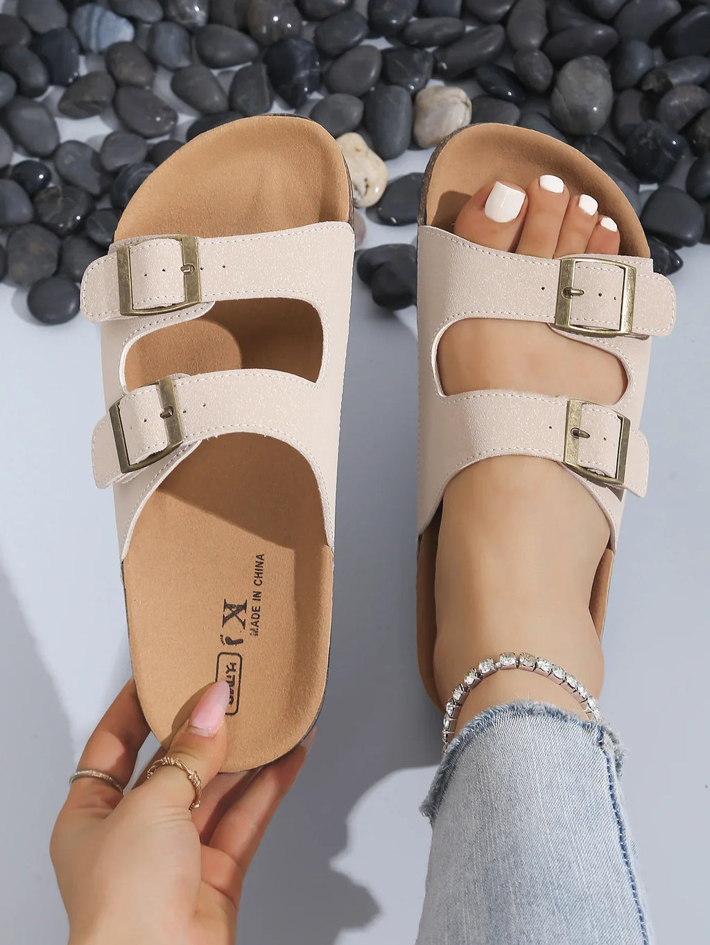 Sandalias Adriana beige claro con dos hebillas y pulsera de talón ajustable