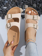 Sandalias Adriana beige claro con dos hebillas y pulsera de talón ajustable