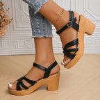 Sandalias negras con tiras cruzadas, hebilla ajustable y tacón de bloque estilo cuña