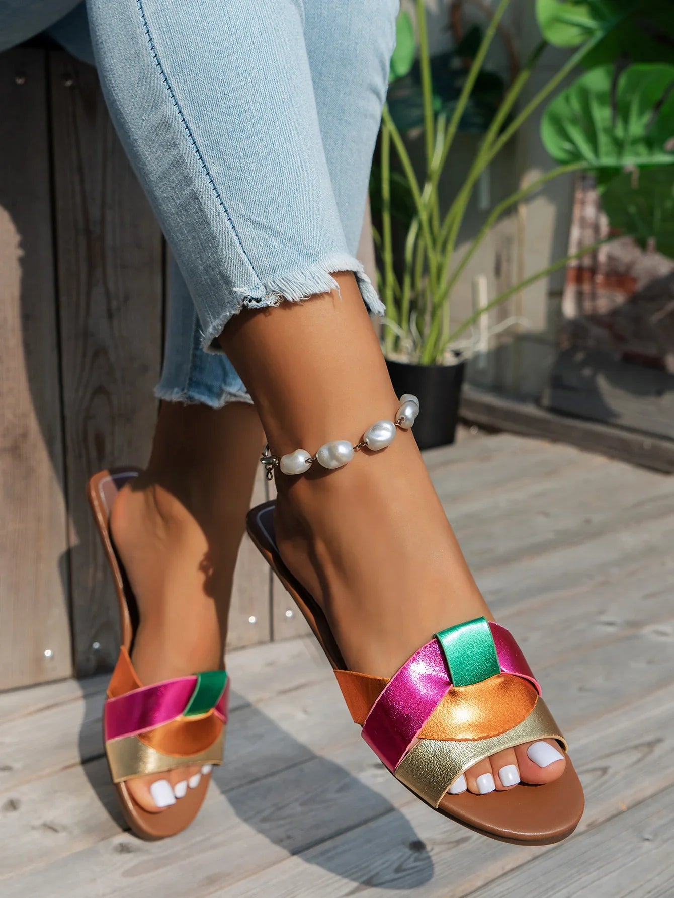Sandalias Noa multicolor metalizadas con tira cruzada y suela marrón