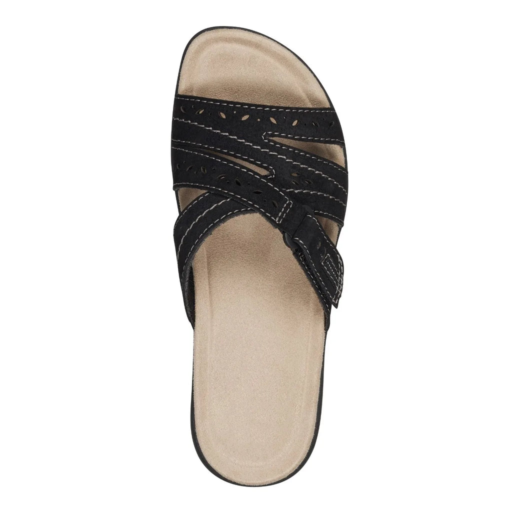 Sandalia negra de punta abierta con tira cruzada y costuras decorativas.