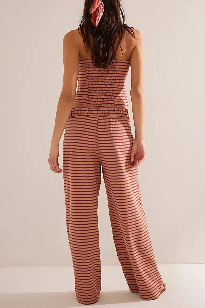 Conjunto de lino con top palabra de honor y pantalón largo a rayas coral